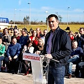 Pedro Sánchez, durante el mitin en Dos Hermanas en 2017, junto a Ábalos y Cerdán