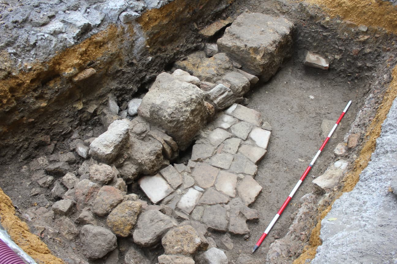Trabajos de excavación de los nuevos restos arqueológicos en la calle Martín Villa de Sevilla, en imágenes