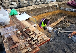 Las obras del tranvibús sacan a la luz un importante conjunto cerámico y estructuras medievales con sillares romanos en la calle Martín Villa de Sevilla