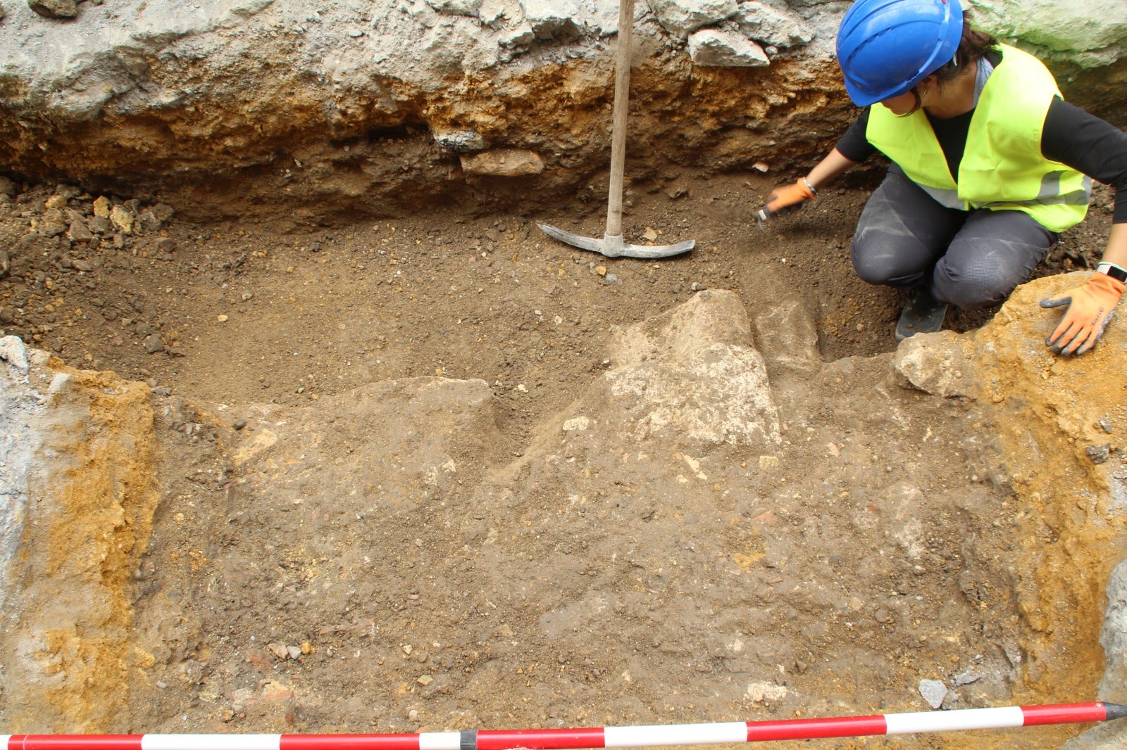 Trabajos de excavación de los nuevos restos arqueológicos en la calle Martín Villa de Sevilla, en imágenes
