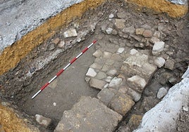 Trabajos de excavación de los nuevos restos arqueológicos en la calle Martín Villa de Sevilla, en imágenes