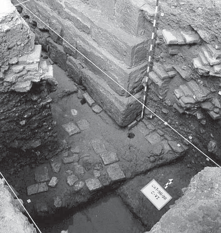 Zapata de argamasa en la base de la fundación del alminar con material de sillares almohadillados como base de cimentación. Imagen: A. Jiménez / M. A. Tabales (NUEVAS INVESTIGACIONES EN LA GIRALDA. EXCAVACIONES ARQUEOLÓGICAS EN LA CARA SUR 1998)
