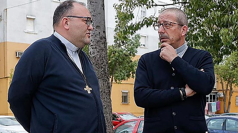 Los párrocos del Polígono Sur, Sergio Codera y Salvador Diánez, en una entrevista con ABC
