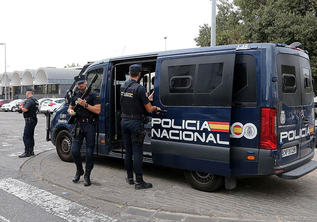 Agentes de la Policía Nacional desplegados el pasado 23 de octubre en Los Pajaritos