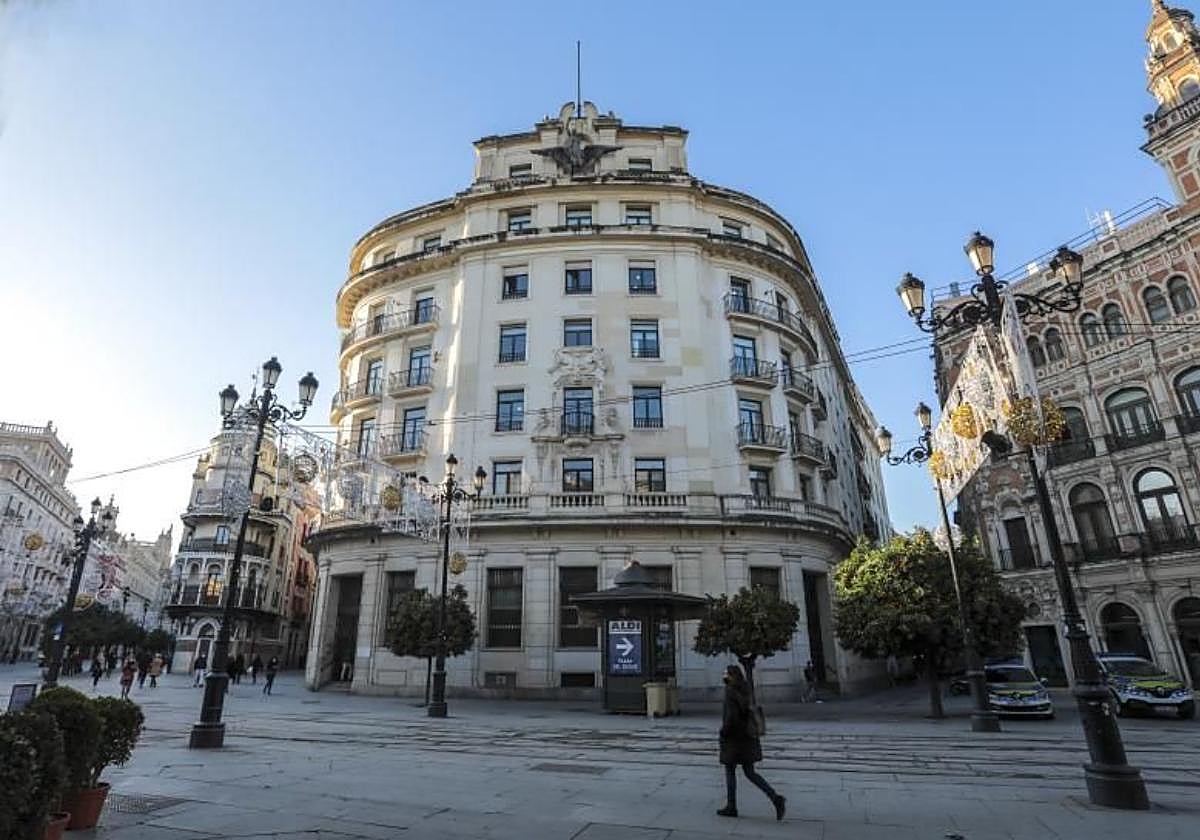El edificio de la Unión y Fénix, en la Avenida de la Constitución