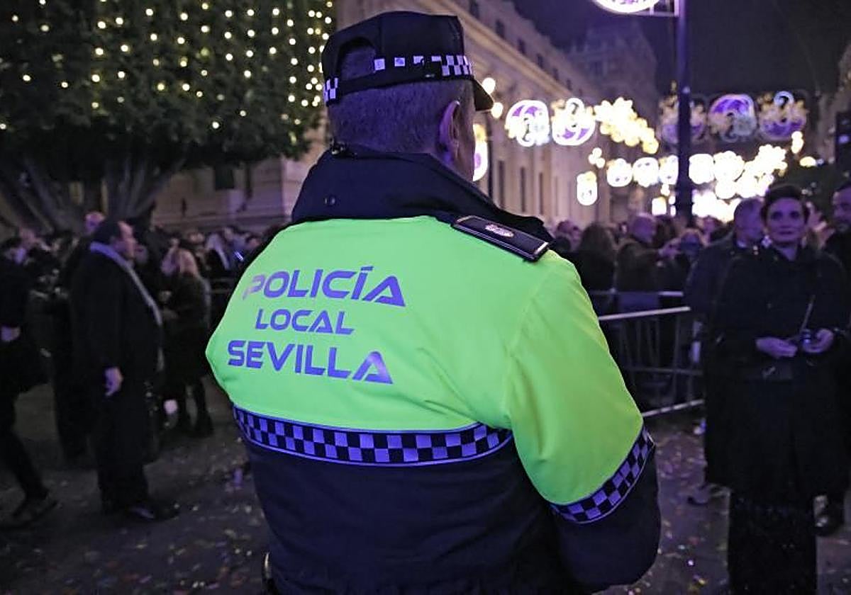 Policía local de Sevilla en la Avenida de la Constitución
