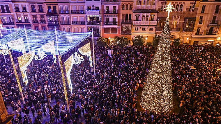 Luces de Navidad en Sevilla hoy: a qué hora se encienden, dónde están las calles iluminadas y árboles