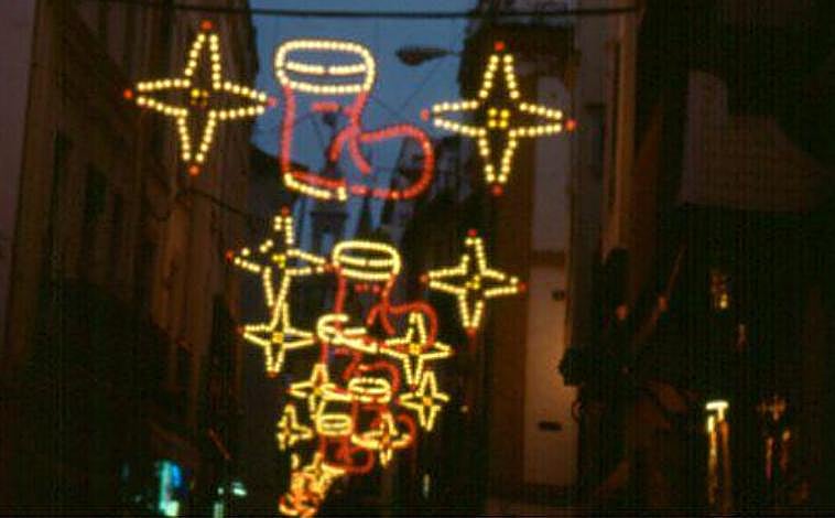 Imagen principal - Así eran las luces de finales de los noventa y principios de los dos mil en Sevilla