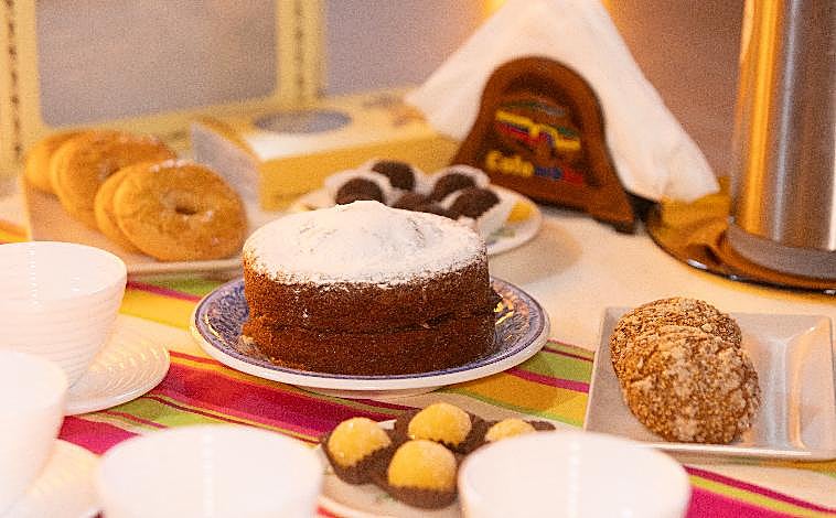 Imagen principal - San Pedro y la Concepción de Osuna, banderas de la Muestra de Dulces de Conventos