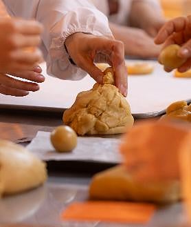 Imagen secundaria 2 - San Pedro y la Concepción de Osuna, banderas de la Muestra de Dulces de Conventos