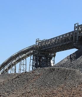 Imagen secundaria 2 - Arriba, una de las cortas de Kalumbila. Abajo, varias imágenes de la cinta transportadora de minerales. El recurso se reduce en la propia explotación y cuando ya se encuentra del tamaño de una pelota de baloncesto es cuando se desplaza a la planta. 
