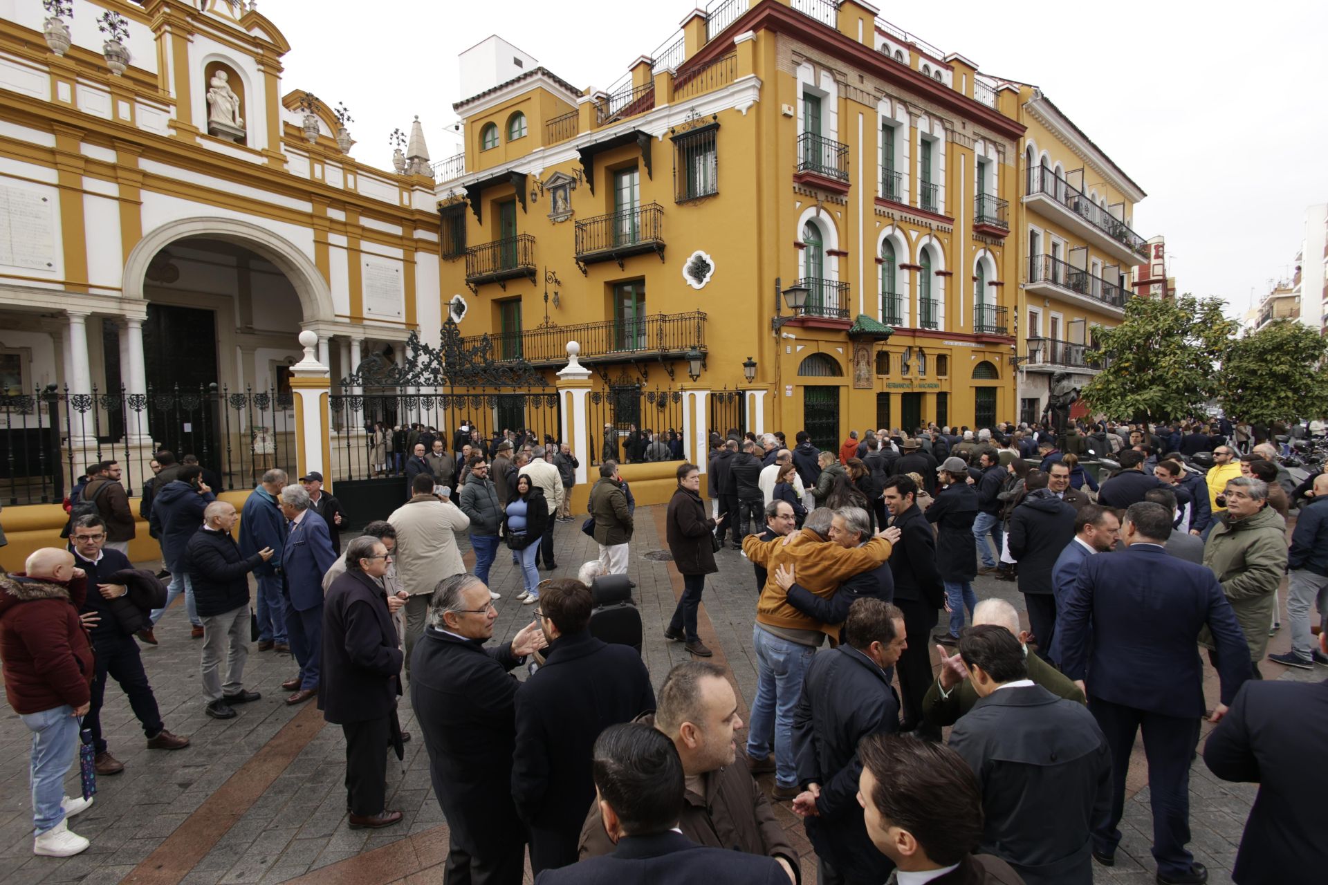 Largas colas a las puertas de la basílica de la Macarena para votar en las elecciones, en imágenes