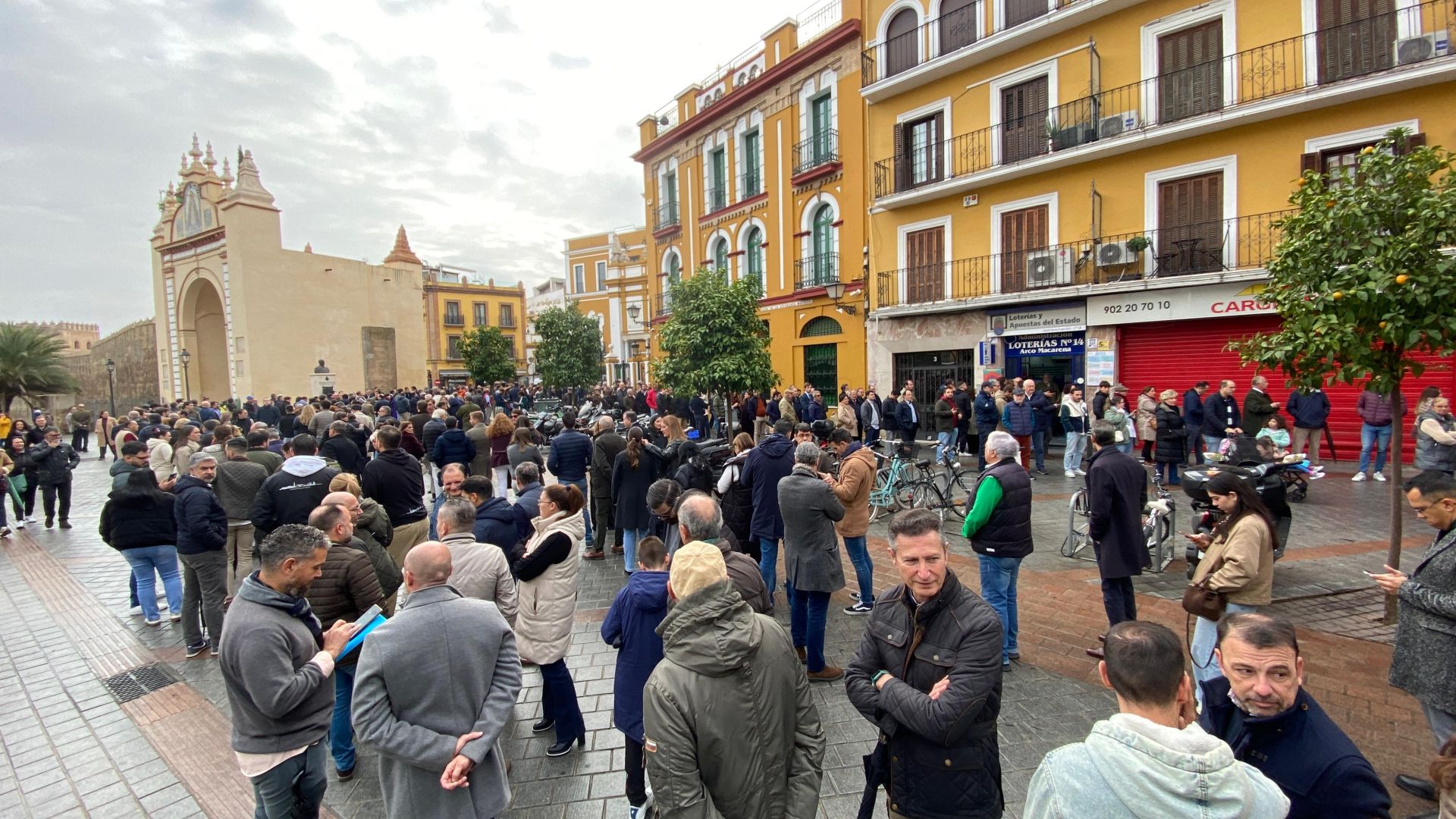 Largas colas a las puertas de la basílica de la Macarena para votar en las elecciones, en imágenes