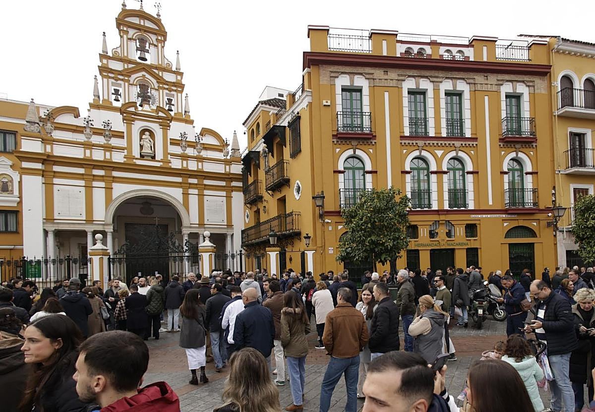 Largas colas a las puertas de la basílica de la Macarena para votar en las elecciones, en imágenes