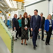 El presidente de la Junta, Juanma Moreno, visita la fábrica de Pilatus durante la inauguración