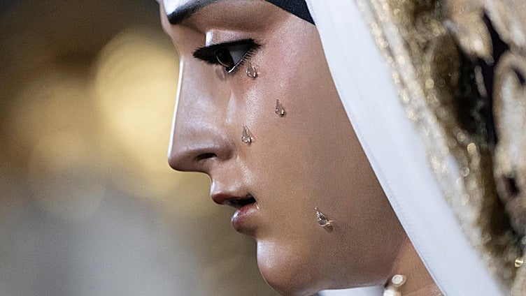 El besamanos de la Caridad del Baratillo y Presentación del Calvario, en imágenes