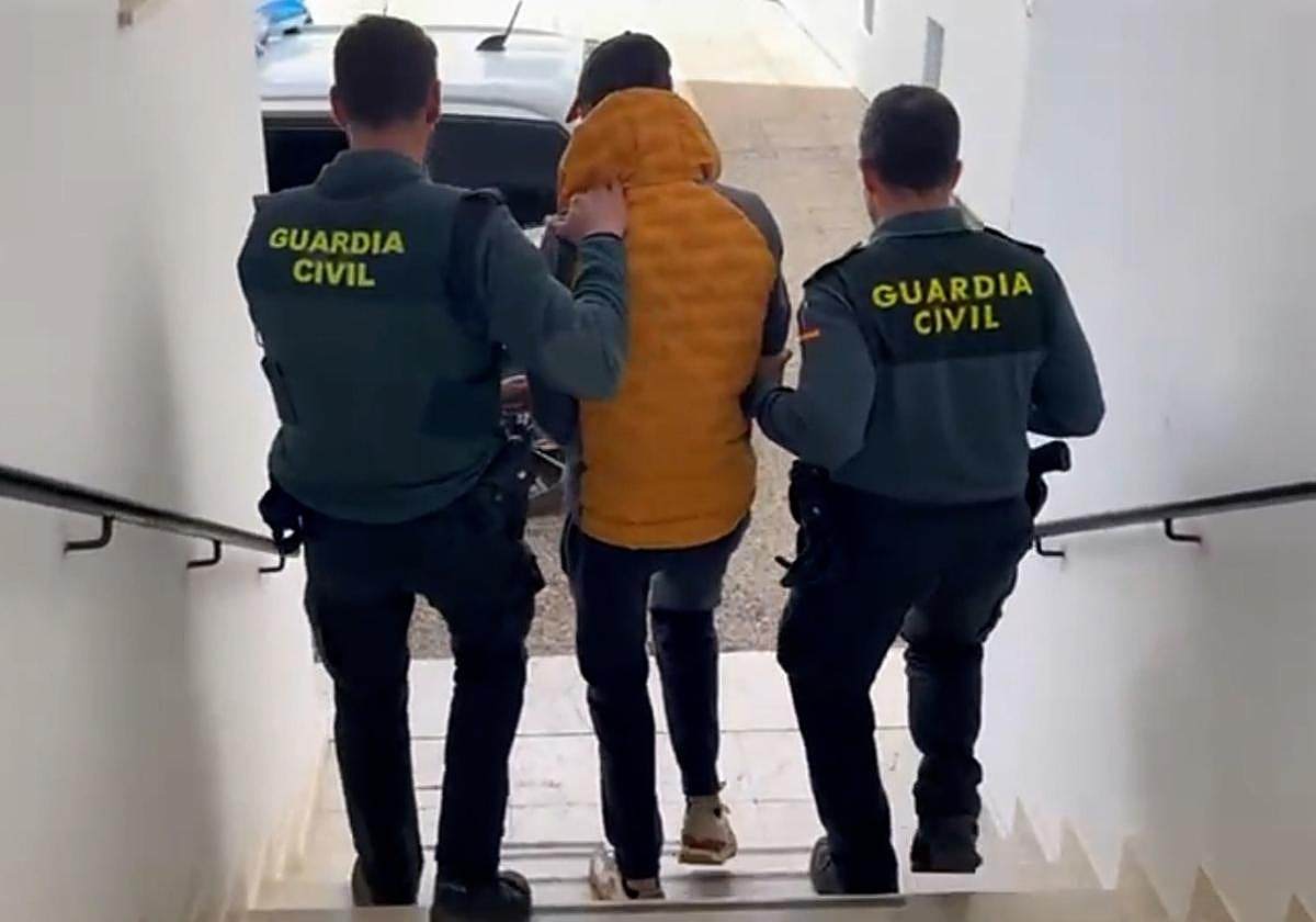 Imagen de archivo de agentes de la Guardia Civil llevándose a un detenido