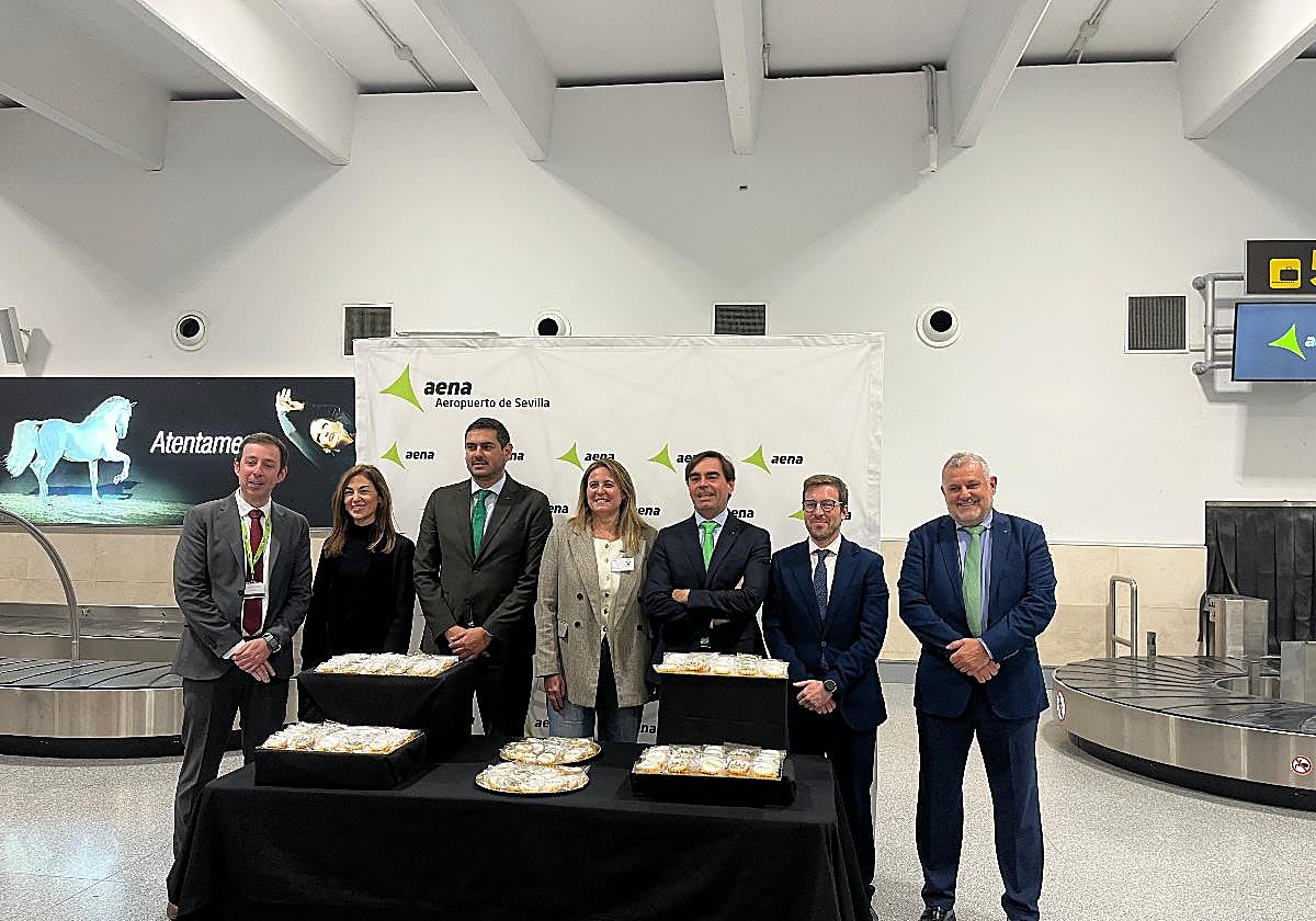 Representantes de la aerolínea Binter en su llegada al aeropuerto de Sevilla del vuelo procedente de Gran Canaria