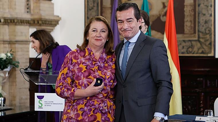 Dona Carmen Recuero recebe medalha de ouro do Presidente do Colégio de Farmacêuticos de Sevilha