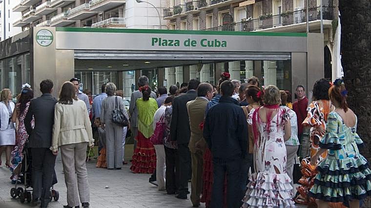 Queues to get to Plaza de Cuba metro station