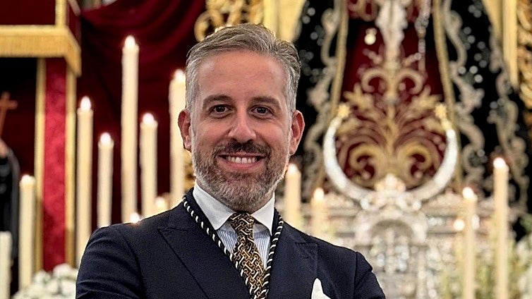 Leandro González, nuevo vestidor de la Virgen del Carmen