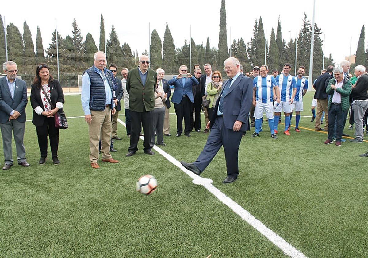 José Emilio del Pino en la inauguración del campo de césped de Altair