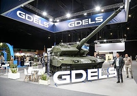 Un carro de combate, vehículos eléctricos y la última tecnología industrial en el congreso NISE