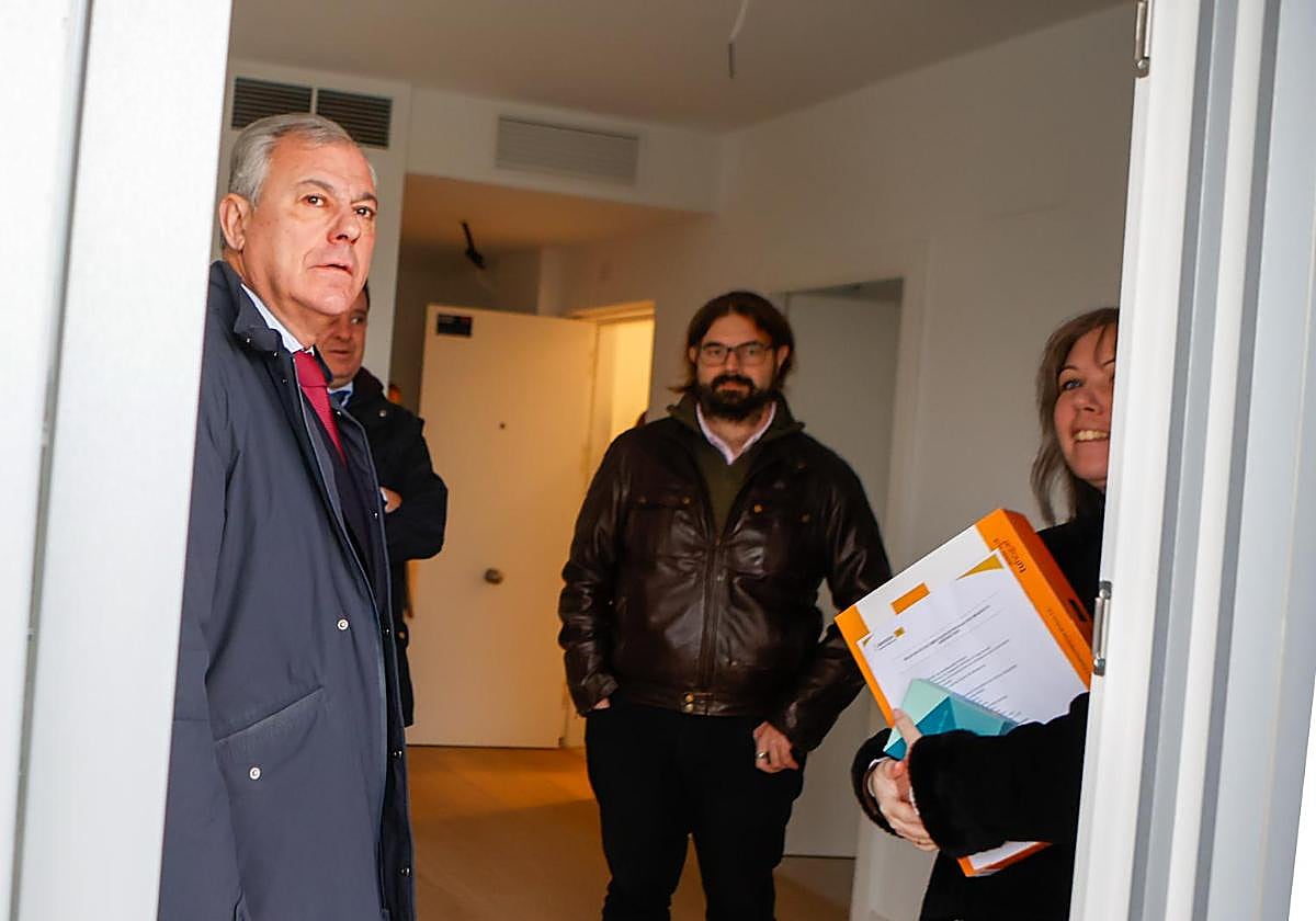 Dos nuevos vecinos del núcleo residencial Entreolivos-Bellavista enseñan al alcalde de Sevilla su nueva vivienda este martes