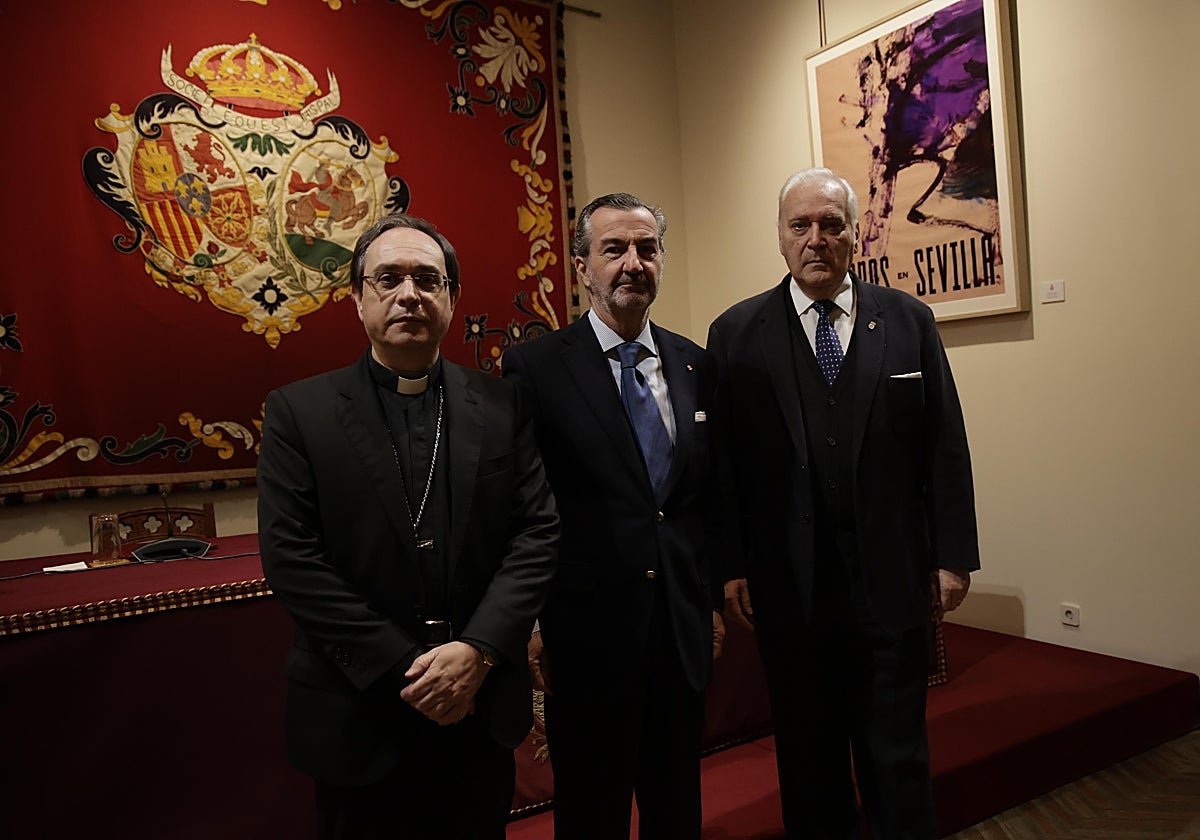 Teodoro León, Marcelo Maestre y Juan Miguel González, en la primera de las conferencias del ciclo