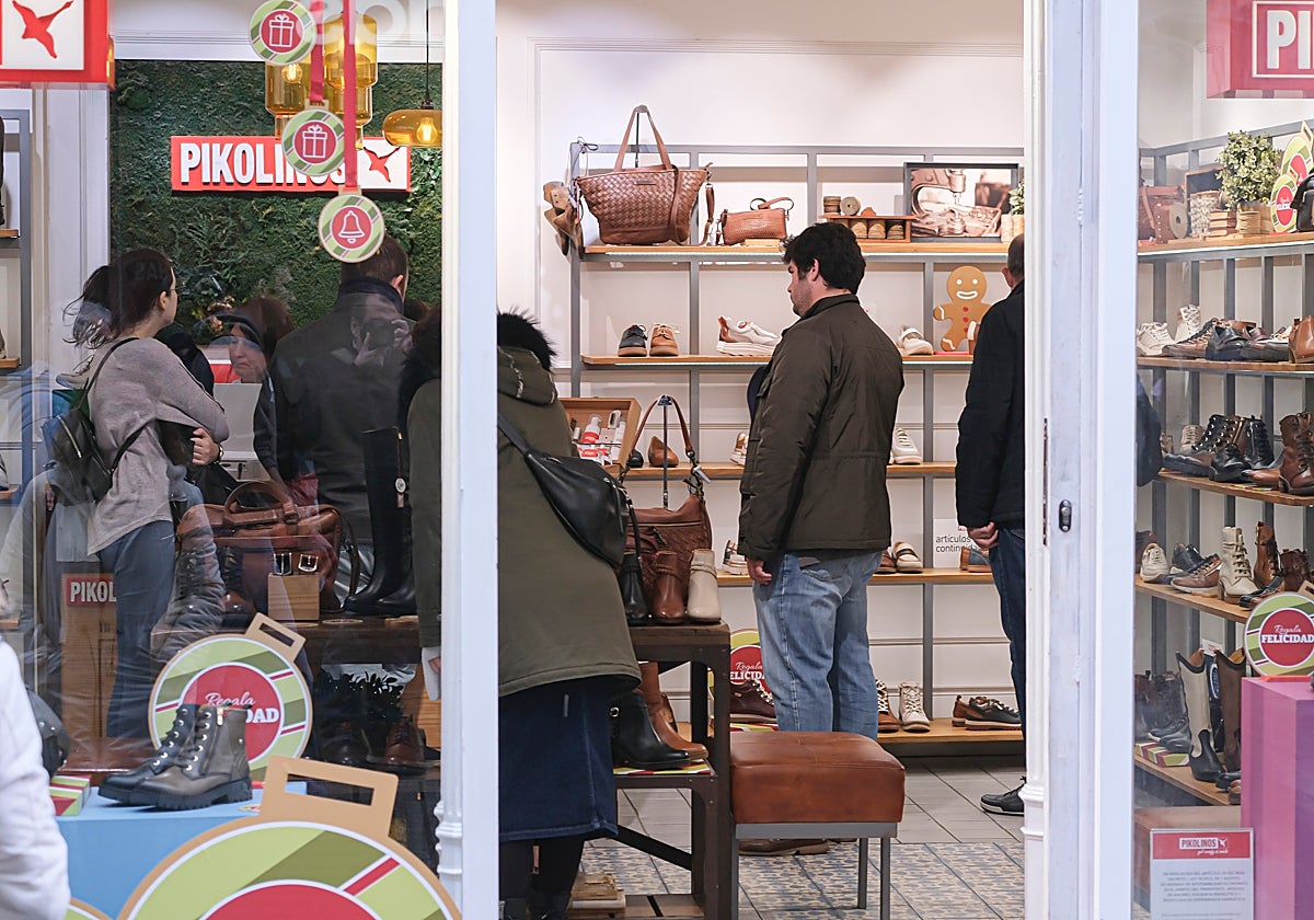 Un comercio del centro de Sevilla decorado de Navidad