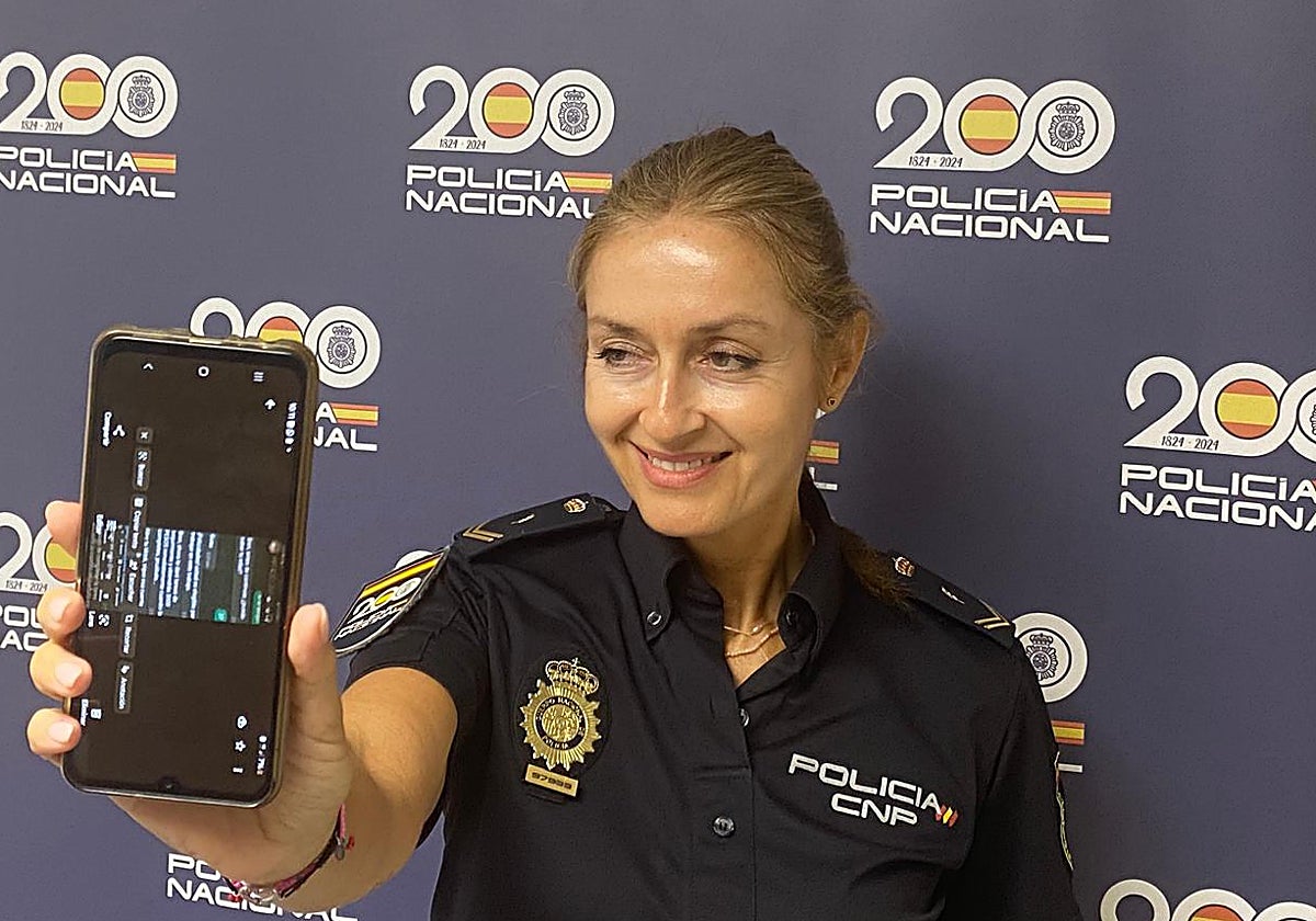 Agente de la Policía Nacional enseñando una captura de posible estafa