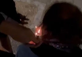 Investigan un vídeo en el que aparecen dos menores quemando el pelo a un indigente en Benacazón