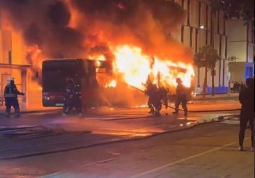 Aparatoso incendio de un autobús de Tussam en la Isla de la Cartuja de Sevilla