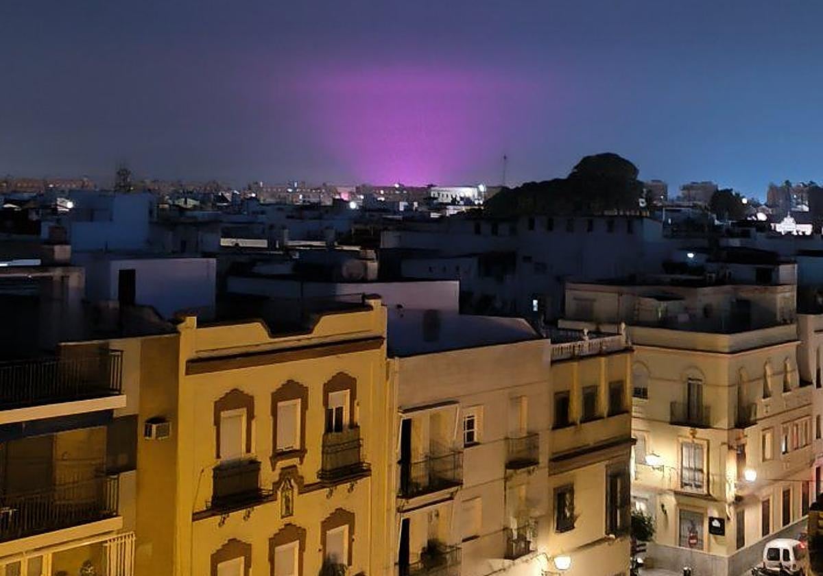 Imagen de la iluminación de color rosa que se pudo ver en el cielo