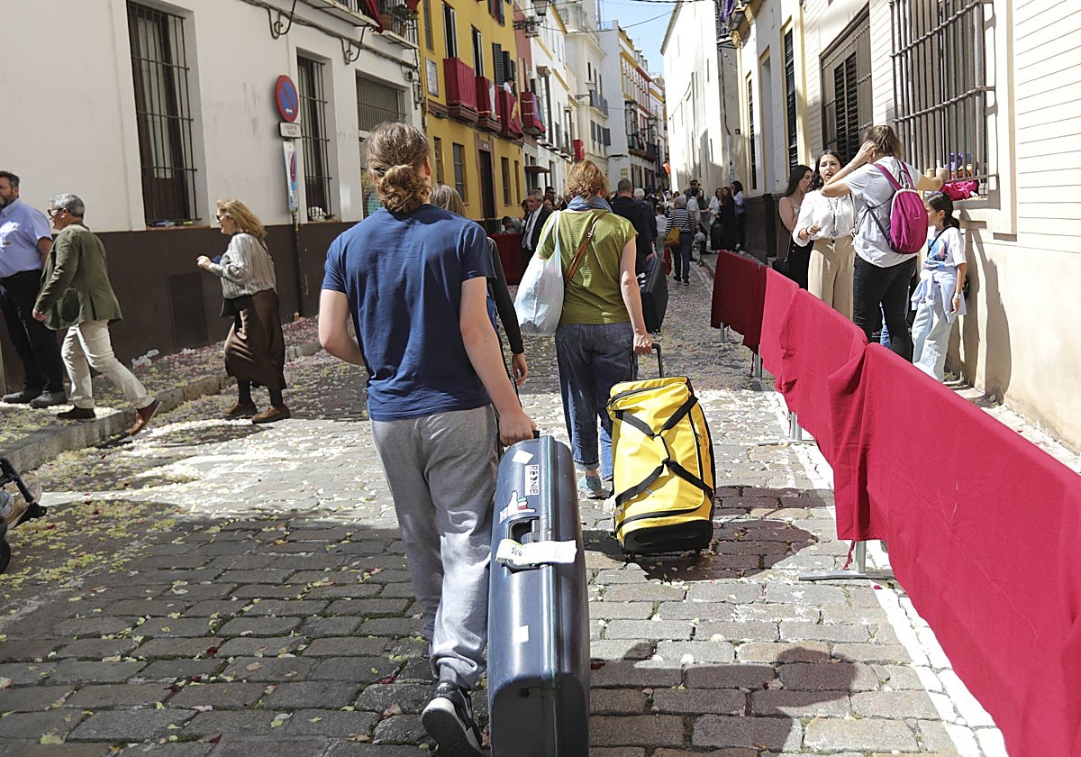 Turistas arrastran sus maletas por el centro de Sevilla