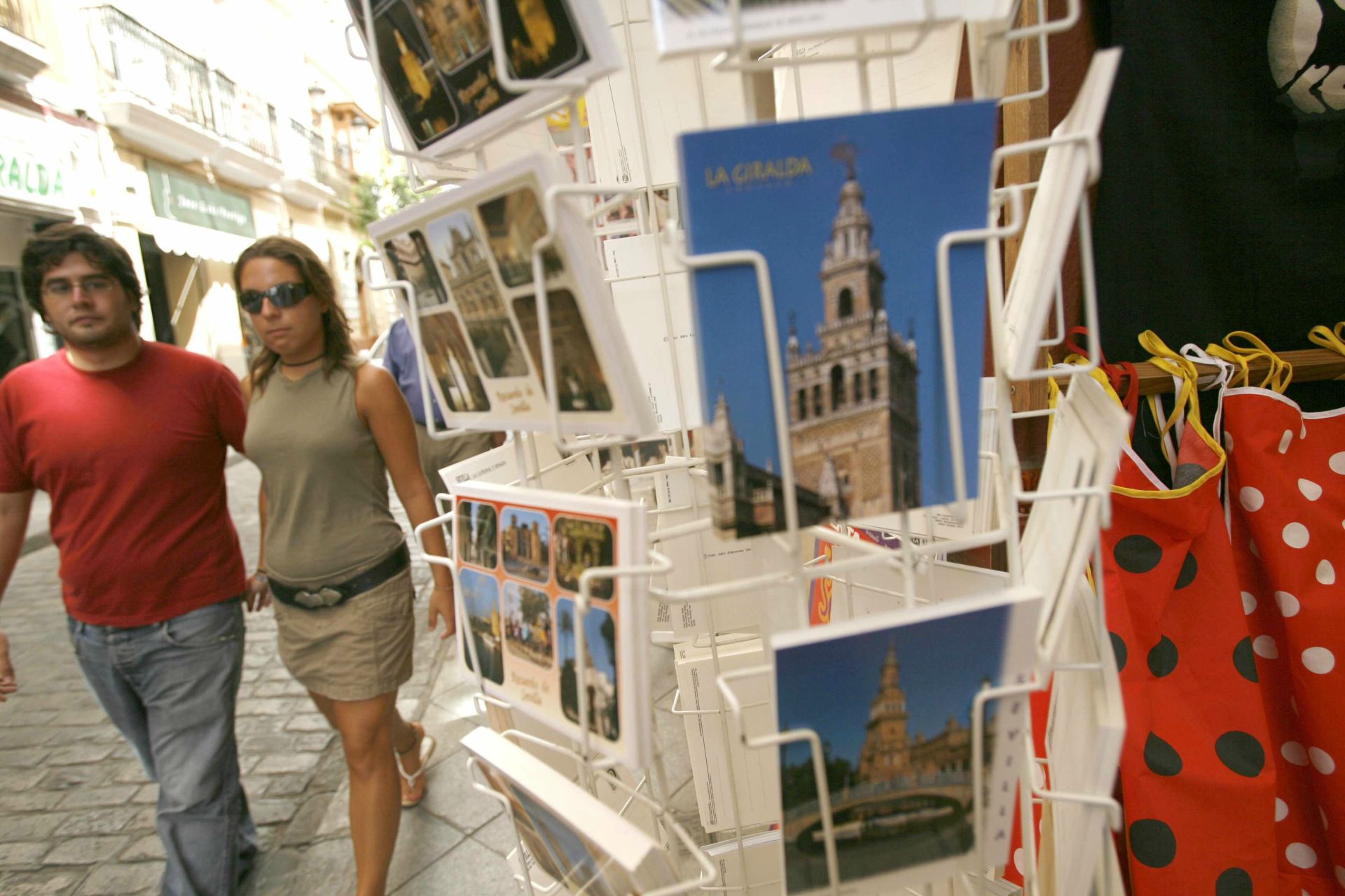 Una joven se encuentra una foto de su padre en una tienda de souverins
