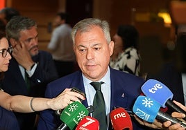 Sanz atiende a los medios