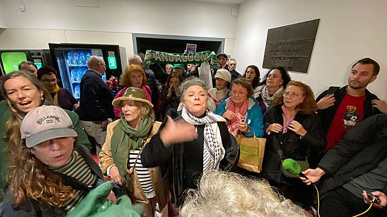 Agria bronca en la presentación del libro de Soto Ivars en Sevilla con acusaciones de «machismo», insultos a Pedro Sánchez y llegada de la Policía