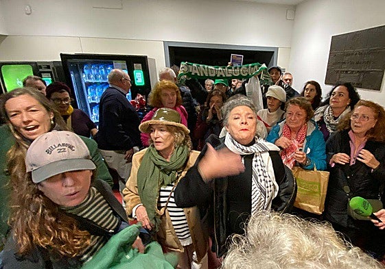 Activistas feministas increpan a Soto Ivars en la biblioteca Infanta Elena