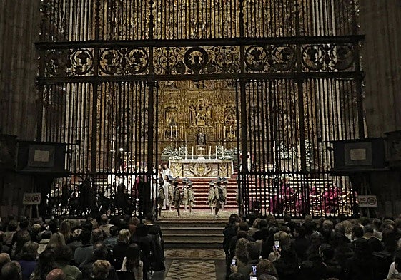 Los Seises bailando en la Catedral de Sevilla en honor a la Inmaculada