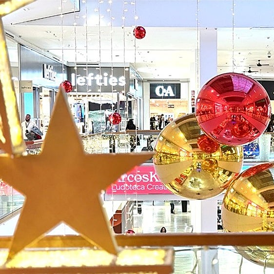 Interior del Centro Comercial Los Arcos, con su decoración navideña