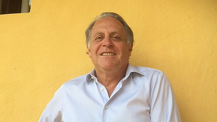 El médico sevillano Fernando Arenzana-Seisdedos es condecorado con la Orden Nacional del Mérito francesa