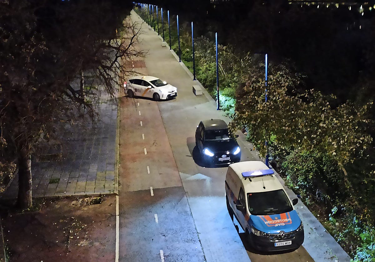 La comisión judicial levantando el cuerpo en los bajos del puente de la Barqueta