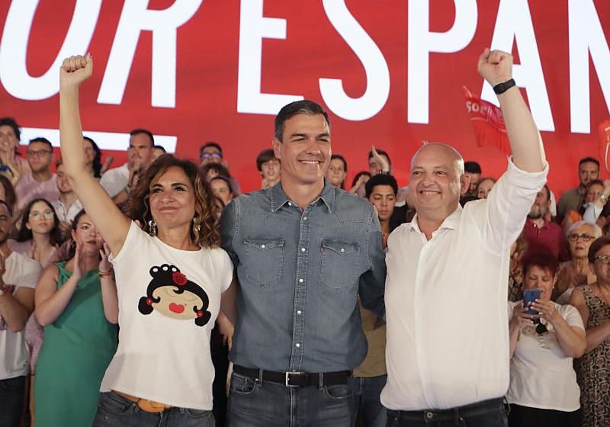 María Jesús Montero, Pedro Sánchez y Francisco Rodríguez en un acto en Dos Hermanas