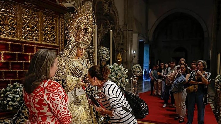 La Esperanza de Triana estará de besamanos una semana