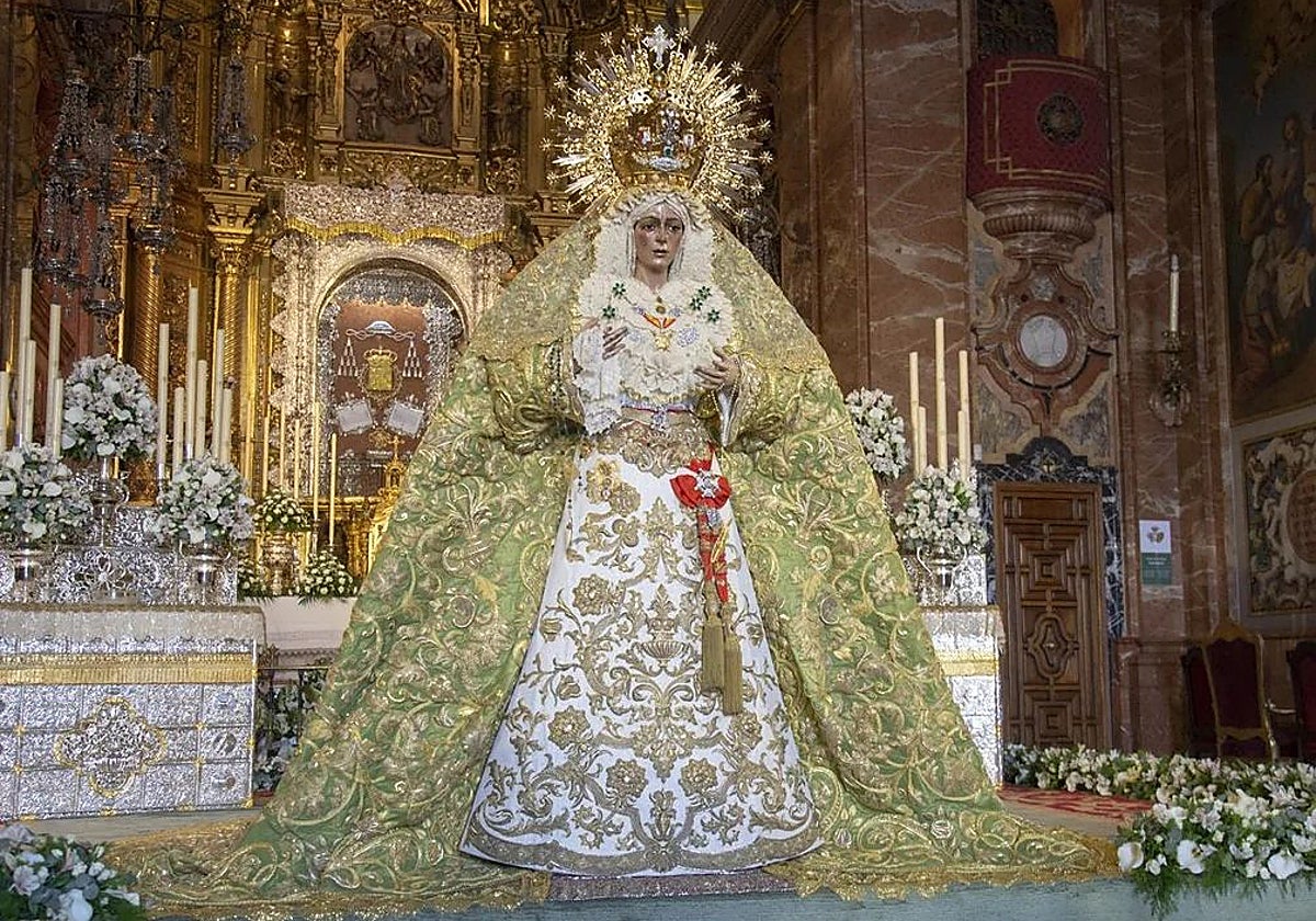 La Esperanza Macarena, en el presbiterio de la basílica