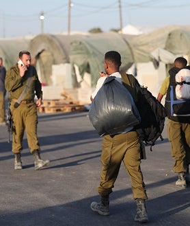 Imagen secundaria 2 - Distintas labores en unidades como la de Morón de la Frontera realizadas por grupos de reservistas
