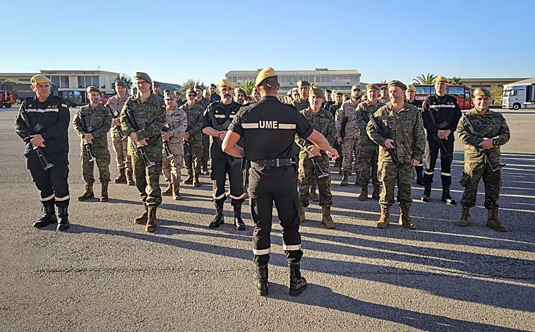 Imagen principal - Distintas labores en unidades como la de Morón de la Frontera realizadas por grupos de reservistas
