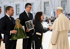 El Papa León XIV recibe a los hermanos mayores del Cachorro y la Esperanza de Málaga