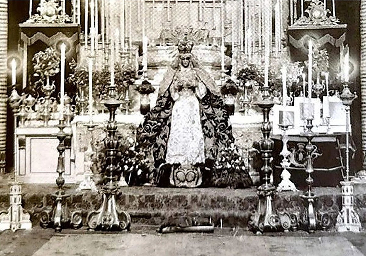 Estampa histórica de la Virgen de la Esperanza en besamanos en San Gil